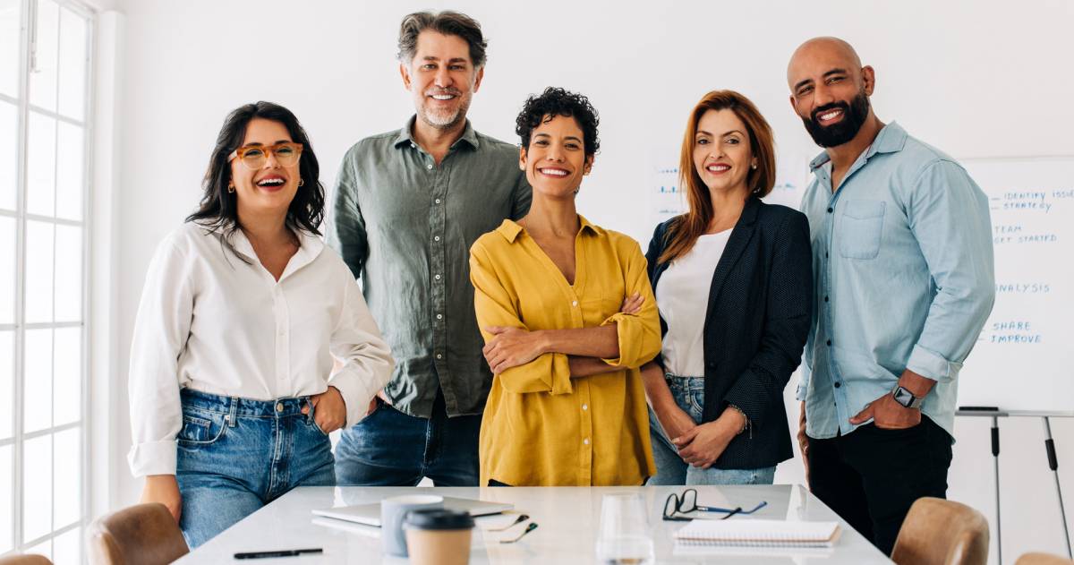 Succesvol zakelijk team dat samen staat in een bestuurskamer