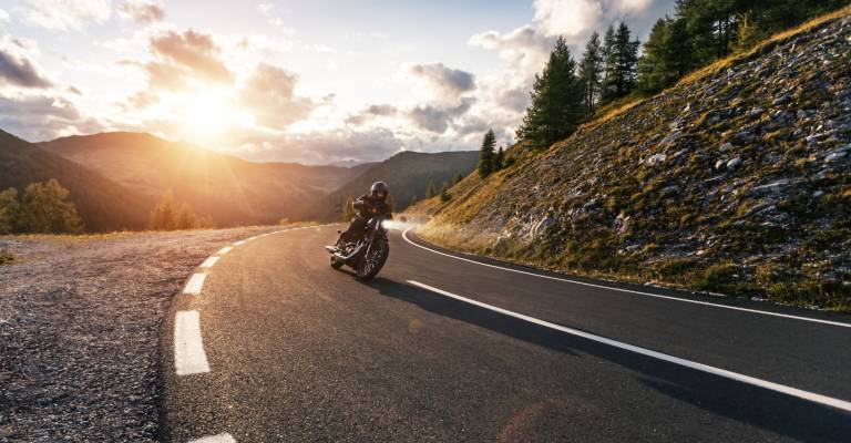 Een motorrijder op zijn motor onderweg